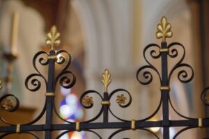 Élégance du fer forgé et sécurité résidentielle : comment repenser les protections de fenêtre avec style ?