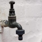 Pourquoi l’eau monte dans les murs ? Causes et solutions durables