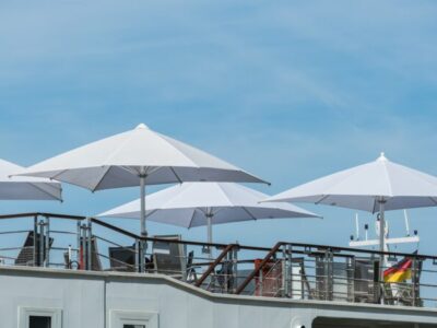 Un_guide_d_achat_de_parasols_pour_terrasse_de_café,_hôtel_et_restaurant